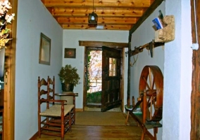  Bedroom with two single beds and floor and wooden ceiling in the rural house in Cuenca 