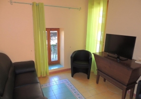  dining table in the living room 