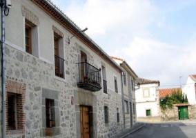  Entrance with patio 