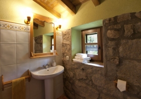  Stone bathroom with red tones 