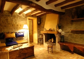  Stone living room with details in wood and fireplace 