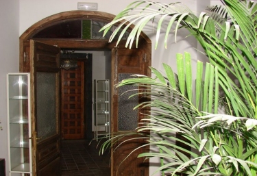 Hall recibidor con puerta de madera