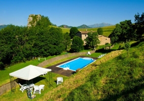  Access to the swimming pool and eating area 