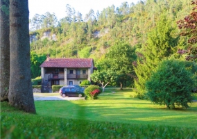  Distant view of the building and surroundings 