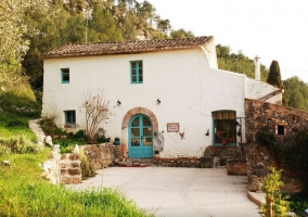 View of the facade of the house from outside 