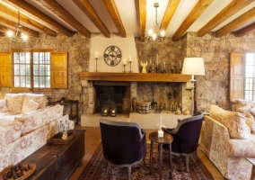  Living room with upholstered armchairs with floral details 