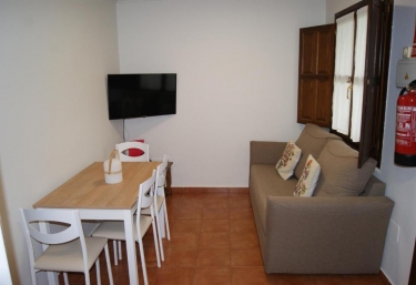 Sala de estar con mesa 
