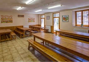  Dining room with round tables 