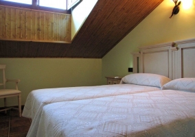  Double room with single beds and sloping wood ceiling 