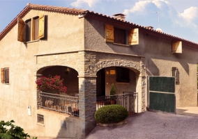 Access to the house with patio and plants in front 