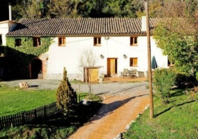  Access to the house with its asphalted road 