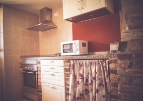  Full kitchen with red front 