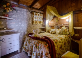  Double bedroom with equipped bed 