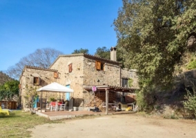  Wide views of the facade of the house and chairs 