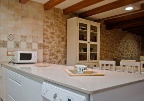  Kitchen in white with bar 