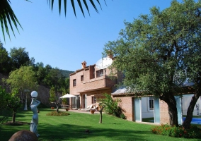 Main access to the house with its gardens 