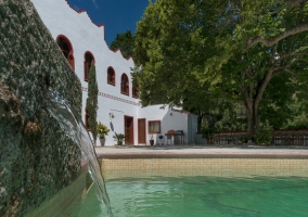  Large pool with jets 