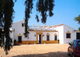 Access to the farm in white and yellow 