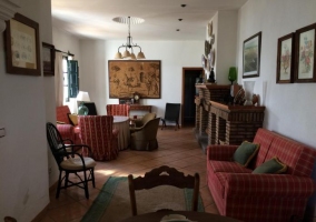  Living room with fireplace and decorative dishes 