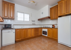  Kitchen with dining table 