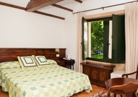  Double bedroom with wooden details 