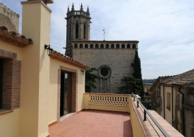  Large terrace and table 