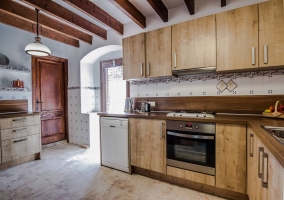  House kitchen with wooden details and fires 