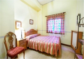  Double room with large bed and window 