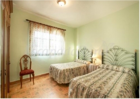  Double room with large bed and window to the outside 