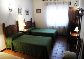 Double room with 2 single beds with window and closet 