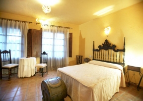 Double room with large bed, 2 windows and table with chairs 