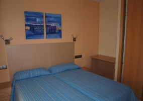  Double room with 2 twin beds and bedside tables 