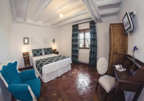  Standard room with double bed and exterior windows 