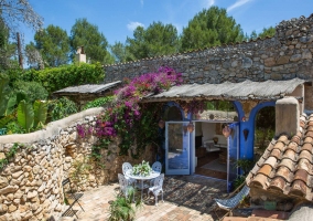  Entrance to the living room from the terrace 