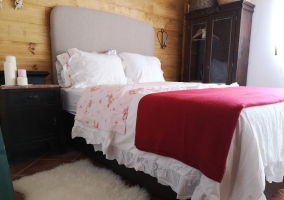 Room with double bed and 2 bedside tables 