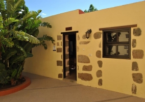 Access to the house with a yellow facade 