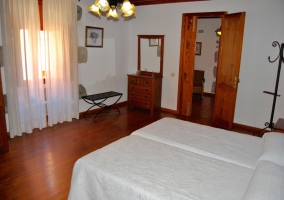  Room with 2 single beds and window 