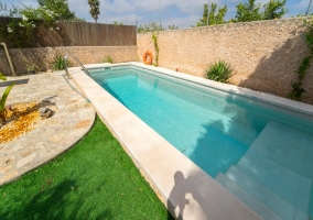  Garden area with picnic table 