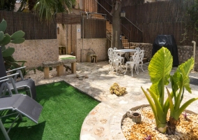  Garden area with picnic table 