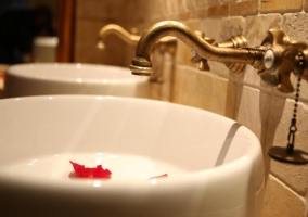  Decorative details of the bathroom 