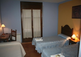 Room with 4 twin beds 