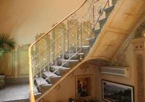  Modernist staircase to the rooms 