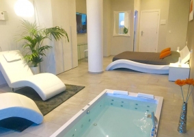  Jacuzzi en suite with modern design 