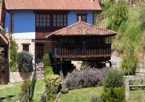  Main entrance to the farmhouse 