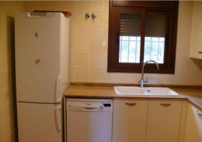  L-shaped kitchen with oven and windows 