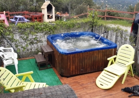  Jacuzzi and barbecue in the background 