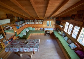  Library in the living room 