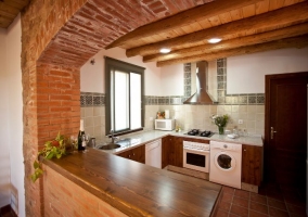  Kitchen with bar, washing machine, dishwasher and oven 