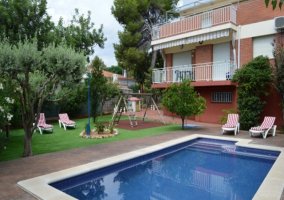  Swimming pool and garden 