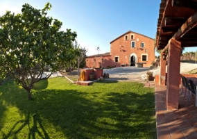  Large gardens and porch 